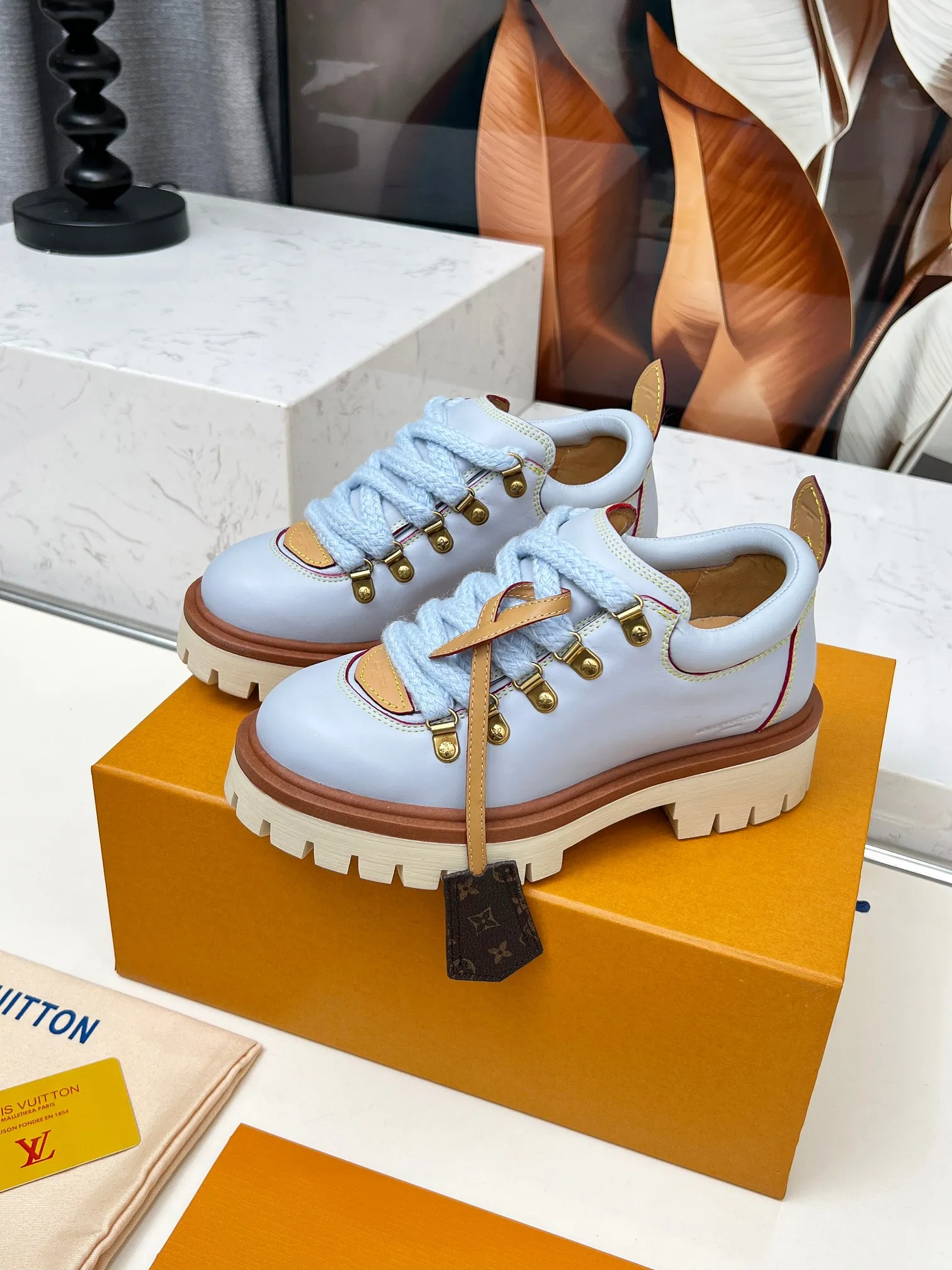 p660💰"Couple Style" LV Louis Vuitton's 2025 autumn and winter new style, developed one-to-one from the original version, retro fashionable, handsome and cool mountaineering derby shoes are now available.  Material: Imported first-layer cowhide Lining: Imported lambskin Outsole: Original molded TR non-slip outsole Sole height: 3.5cm Shoe size: Same style for men and women 35-45